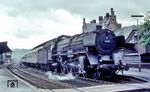 01 051 (Bw Trier) beim planmäßigen Halt des D 152 (9.54/55 Uhr) im Bahnhof Gerolstein. (05.1967) <i>Foto: Harald Vogelsang</i>
