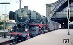 01 047 wartet vor E 556 nach Trier in Köln Hbf auf die Abfahrt, die um 19.36 Uhr erfolgen wird. (05.1967) <i>Foto: Harald Vogelsang</i>