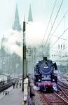 01 039 (Bw Trier) bringt den E 555 in Köln Hbf auf die andere Rheinseite. In Köln-Deutz endete der Zug und fuhr dann als Lr in den Abstellbahnhof Köln-Deutzerfeld. (06.1967) <i>Foto: Harald Vogelsang</i>