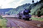 Ohne Halt fährt 01 073 mit dem E 554 nach Saarbrücken gegen 16.30 Uhr durch Speicher. (07.1968) <i>Foto: Harald Vogelsang</i>