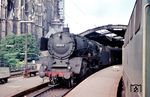 01 073 ist mit P 1567 aus Gerolstein in Köln Hbf eingetroffen. (08.1965) <i>Foto: Harald Vogelsang</i>