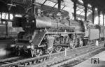 Seit 1931 waren mit dem Erscheinen der ersten Loks der Baureihe 03 diese beim Bw Altona zu finden. Anfang der 1950er Jahre gab es dort einen Bestand von rund 30 Loks. Daneben besaßen auch die Bw in Hamburg-Harburg und Husum in den 1960er Jahre weitere fünfzehn 03er. 03 240 war von 1953 bis 1964 beim Bw Hamburg-Altona stationiert, bevor sie am 27.09.1964 nach Husum abwanderte. Die bereits in Husum stationierte 03 240 ist hier mit P 2712 in Hamburg-Altona angekommen. (07.1965) <i>Foto: Robin Fell</i>