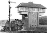 Das neugebaute Stellwerk "Vmi" in Vienenburg (Bauform S&H 1912 mit neuer Farbscheibenanordnung) wurde mit Formsignal und Dampflok meisterhaft in Szene gesetzt. 92 514 (Bw Goslar) war dem Lokbf Vienenburg als Rangierlok zugeteilt. Nach Außerbetriebnahme des Rangierstellwerks "Vo" wurde es in "Vof" umbenannt. Dort tat zuerst der Fahrdienstleiter des Güterbahnhofs Dienst, der später für den gesamten Bahnhof Vienenburg zuständig war. 1989 ging das Stellwerk außer Betrieb. (1926) <i>Foto: RVM (Hollnagel)</i>