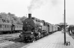 Neben den Durchgangsgleisen 1 und 2 besitzt der Bahnhof Meiningen einen Kopfbahnhof mit den Bahnsteiggleisen 3 und 4, auf denen die hier beheimatete 93 773 mit einem Personenzug wartet.  (08.1967) <i>Foto: Robin Fell</i>