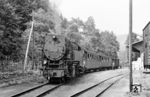 Die Schmalspurbahn Eisfeld – Schönbrunn war eine knapp 18 Kilometer lange Schmalspurbahn, die von 1890 bis 1973 Eisfeld mit dem nördlich gelegenen mittleren Schleusetal verband. Der Personenzugverkehr wurde bereits am 23.09.1967 eingestellt. Mit dem P 3756 nach Eisfeld steht 99 231 in Schönbrunn. Die Lok besitzt die in Deutschland sehr seltene Ausrüstung mit der automatischen Janney-(Klauen-) Kupplung (ähnlich US-Standard). Nach dem Ende der Schmalspurbahn Eisfeld – Schönbrunn kam sie in den Harz. (08.1967) <i>Foto: Robin Fell</i>