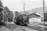 99 231 vom Bw Meiningen/Lokbf Eisfeld vor P 3756 im Bahnhof Schönbrunn. Als staatlich anerkannten Erholungsort besuchten noch in den 1970er Jahren rund 13.000 Feriengäste jährlich den Ort. 1525 wurde hier die erste Glashütte des Thüringer Waldes gegründet. Die Glasindustrie bildete für die folgenden Jahrhunderte bis in die jüngste Zeit die Lebensgrundlage der Einwohner und für die Schmalspurbahn. (08.1967) <i>Foto: Robin Fell</i>