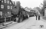 99 231 mit P 3756 nach Eisfeld beim Halt in Brattendorf, wo die Schmalspurstrecke mitten durch den Ort führte. Während die Briten hier unbehelligt fotografieren konnten, verzichtete der hier schreibende westdeutsche Pennäler dort auf eigene Fotos, obwohl die Verwandtschaft nur wenige Kilometer entfernt wohnte. Nach einer unangenehmen VP-Erfahrung beim Fotografieren in Saalfeld (vgl. Bild-Nr. 117737), wurde auf solche "öffentlichkeitswirksame" Fotostellen verzichtet und man verkroch sich stattdessen irgendwo auf Wald und Wiese.  (08.1967) <i>Foto: Robin Fell</i>