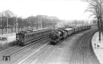 Eine S-Bahn nach Othmarschen (ET 99 1543) überholt die Altonaer 38 3499 vor P 711 in der Ausfahrt aus dem Bahnhof Hamburg-Dammtor. (04.1952) <i>Foto: Carl Bellingrodt</i>