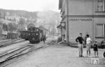 99 581 auf der 750 mm Schmalspurbahn aus Grünstädtel im Endbahnhof Oberrittersgrün im Westerzgebirge. Die Bahn bestand von 1889 bis 1971. Auf dem Gelände des Bahnhofs Oberrittersgrün befindet sich heute das Sächsische Schmalspurbahn-Museum Rittersgrün. Es wurde 1977 als erstes Eisenbahnmuseum der DDR eröffnet. (08.1967) <i>Foto: Robin Fell</i>