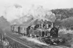 Die DR-Traditionslok 94 1292 mit Sonderzug P 17516 nach Erfurt West im Einschnitt hinter dem Erfurter Güterbahnhof. Im Vordergrund verläuft das Gleis nach Sangerhausen. (24.09.1983) <i>Foto: Thomas Fischer</i>