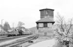 Für den auf einen reinen Dampfzug wartenden Fotografen waren solche Konstellationen immer ein Ärgernis. Die Saalfelder 119 058 leistet 41 1130 am P 4005 nach Saalfeld (Saale) Vorspann im Bahnhof Orlamünde. (29.04.1983) <i>Foto: Thomas Fischer</i>