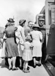 Die Kleinkindabteile der Bahn sind keine Erfindung der Neuzeit. Schon die Deutsche Reichsbahn bot sogar in ausgesuchten Nahverkehrszügen solche Abteile an, die damals noch "Mutter- und Kind-Abteil" hießen. Auf einem Berliner Bahnhof herrscht großer Andrang für ein solches Abteil. Erst 1956 richtete die Deutsche Bundesbahn in einer Reihe ausgewählter Schnellzüge wieder die Sonderabteile "Frau und Kind" ein.  (1942) <i>Foto: RVM (Ittenbach)</i>