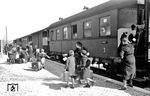 Ab Herbst 1940 wurden Schulkinder und Mütter mit Kleinkindern aus den vom Luftkrieg bedrohten deutschen Städten in weniger gefährdeten Gebieten untergebracht. Die "Reichsdienststelle Kinderlandverschickung" evakuierte bis Kriegsende insgesamt wahrscheinlich über 2.000.000 Kinder und versorgte dabei vermutlich 850.000 Schüler im Alter zwischen zehn und vierzehn Jahren. Das Bild zeigt die Ankunft Münchener Kinder in Wertingen bei Donauwörth. (10.1940) <i>Foto: RBD Augsburg</i>
