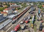 Unter dem Motto „Fünf Tage Dampf im Ries" begannen 2016 die großen Güterzug-Plandampfveranstaltungen des Bayerischen Eisenbahnmuseum (BEM) in der Region rund um Nördlingen. Seit 2021 finden ihre (fast) jährlichen Fortsetzungen in der herbstlichen Erntesaison unter dem Motto „Rübendampf im Ries" statt. Dieses Doppeljubiläum nahm das BEM zum Anlass, zusammen mit der BayernBahn GmbH auch im Jahr 2026 vom 21. bis 23. September erneut zu einem „Rübendampf im Ries" aufzurufen. Dabei kam es auch zu einer Parade der noch acht vorhandenen Loks der Baureihe 151 in Nördlingen. Vor einem Zuckerrübenzug in die Schweiz steht 151 016 im Bahnhof. (20.09.2026) <i>Foto: Joachim Schmidt</i>