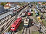 151-Versammlung in Nördlingen mit 151 113 (BYB, orientrot), 151 073 (BYB, blau/beige), 151 129 (KonRail, dreifarbig), 151 106 (BYB, verkehrsrot mit AK), 162.002 (UEF, ex 151 070), 151 074 (Lokomotion, weiß) sowie 151 016 (BYB, chromoxidgrün) vor einem Rübenzug im Bahnhof. (20.09.2026) <i>Foto: Joachim Schmidt</i>