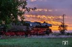 Am nächsten Morgen startete 50 4073 mit dem Güterzug 91178 nach Donauwörth in den Sonnenaufgang bei Möttingen. (21.09.2026) <i>Foto: Joachim Schmidt</i>