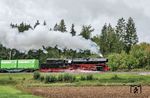 Die DR-Neubaulok 50 4073 war im Herbst 1990 vom Bayerischen Eisenbahnmuseum vom Landwirtschaftlichen Instandhaltungswerk Demmin gekauft worden, wo die Lok als Dempfspender diente. Nach einer Komplettierung im Dampflokwerk Meiningen wurde sie am 9. Oktober 2008 nach Nördlingen überführt. Dort wurden Fahrwerk und Kessel aufgearbeitet. Im Mai 2022 ging 50 4073 zurück nach Meiningen. Dort wurden weitere Arbeiten zur Wiederinbetriebnahme der Lok durchgeführt. Am 26. April 2024 erfolgte die erste Probefahrt nach etwa 30 Jahren Abstellzeit. Nach umfangreichen Nacharbeiten im DLW Meiningen absolvierte die Lok am 25. Juni 2026 eine letzte Werksprobefahrt. Bei der Plandampfveranstaltung "Rübenverkehr im Ries" musste sie sich nun beweisen. Hier ist sie bei Mündling unterwegs. (21.09.2026) <i>Foto: Joachim Schmidt</i>