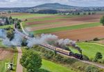 58 1111 kämpft sich mit dem "Henkelzug" nach Düsseldorf die Steigung bei Wassertrüdingen hinauf. Das hätte sich vor Jahren auch niemand vorstellen können: Eine 125 Jahre alte badische Dampflok, die zuletzt in Sachsen tätig war, befördert kosmetische Produkte für einen Weltkonzern. (21.09.2026) <i>Foto: Joachim Schmidt</i>