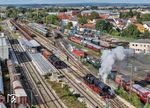 Im Bahnhof Nördlingen übernehmen 50 4073 und 52 8168 den beladenen Rübenzug DGS 88987 nach Donauwörth. (21.09.2026) <i>Foto: Joachim Schmidt</i>