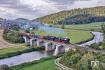 50 4073 und 52 8168 rollen mit dem Rübenzug DGS 88987 nach Donauwörth über die Wörnitzbrücke in Hoppingen. (21.09.2026) <i>Foto: Joachim Schmidt</i>