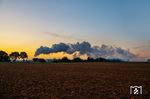 Mit dem leeren Hackschnitzelzug DGS 59966 nach Willburgstetten fährt 52 8168 bei Marktoffingen in den Sonnenaufgang. (22.09.2026) <i>Foto: Joachim Schmidt</i>