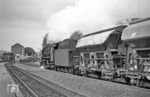 Der Nachschuss der 044 470 in Wuppertal-Heubruch offenbart noch einige interessante Details. Der Bahnhof war auf der Rheinischen Strecke der zentral gelegene Halt auf Barmer Stadtgebiet und wurde entsprechend früher als "Mittel-Barmen" bezeichnet. Einem Vergleich zur Barmer Zentralstation an der BME-Linie (dem ab 1910 bezeichneten Barmer Hauptbahnhof) konnte er zwar nicht standhalten, allerdings war er für den Güterverkehr bedeutend. Mit dem Bahnbau siedelten sich hier viele neue Gewerbebetriebe an. Das Fahrdienstleiter-Stellwerk im Hintergrund trug anfangs die Bezeichnung "M" für Mittel-Barmen, später dann ein "H" für Heubruch. Das Stellwerk war im Zweiten Weltkrieg bei einem Bombenangriff in Mitleidenschaft gezogen worden. Das obere Stockwerk wurde nach dem Krieg neu aufgebaut und mit einem flachen Dach versehen. Seit 1999 ist der Zugverkehr hier Geschichte. Die Trasse wurde in einen Wander- und Radweg umgewandelt. (31.05.1972) <i>Foto: Joachim Bügel</i>