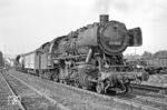 052 625 (Bw Wuppertal-Vohwinkel) hat in Wuppertal-Wichlinghausen den Ng 17602 übernommen. Der Nahgüterzug war die letzte planmäßige Wuppertaler Dampfzugleistung. (31.05.1972) <i>Foto: Joachim Bügel</i>