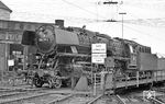 Diesmal war das Personal der Hammer 044 215 im Bw Wuppertal-Vohwinkel mit dem Bekohlen deutlich schneller als der radelnde Fotograf. So konnte die Lok gerade noch auf der Drehscheibe bei der Ausfahrt aus dem Bw erwischt werden. (02.06.1972) <i>Foto: Joachim Bügel</i>