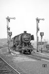 In Wuppertal-Wichlinghausen nimmt 050 606 mit Ng 17602 den Weg über die eingleisige Strecke mit dem Schwarzbach-Viadukt, dem Wichlinghauser Tunnel, vorbei am Güterbahnhof Wuppertal-Langerfeld nach Wuppertal-Oberbarmen. (02.06.1972) <i>Foto: Joachim Bügel</i>