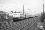 Durch Zufall wurde bekannt, dass Anfang Juni 1972 das BZA Minden (Westf) Bremsversuchsfahrten mit einer Vorserien-103 zwischen Hagen und Wuppertal durchführen wollte. So begab man sich an diese unspektakuläre Fotostelle in Schwelm, um auf den Versuchszug zu warten – wie sich dann herausstellen sollte, leider vergeblich. Stattdessen kam 103 107 mit dem noch rein erstklassigen IC 120 "Münchner Kindl" (München - Würzburg - Frankfurt/M - Köln - Hannover) vorbeigefahren. (08.06.1972) <i>Foto: Joachim Bügel</i>