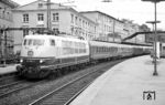 Die fast fabrikneue 103 204 (Abnahme am 20.04.1972) mit dem noch teilweise aus blauen F-Zug-Wagen gebildeten IC 127 "Münchner Kindl" (Hannover – München) in Wuppertal-Elberfeld. (21.06.1972) <i>Foto: Joachim Bügel</i>