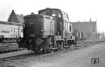 Als Nachfolgemodell der MH (I) der Dänischen Staatsbahn (Typreihe Henschel DH 440) baute die Maschinenfabrik A/S Frichs in Aarhus von 1960 bis 1965 120 Maschinen mit den Nummern 301–420 ohne Lizenz nach. Diese bekamen die Baureihenbezeichnung MH (II). Die MH (II) Nr. 358 wartet als Rangierlok 1 in Helsingør auf neue Aufgaben. Dahinter steht Nr. 364. (14.07.1972) <i>Foto: Joachim Bügel</i>