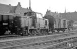 DSB Nr. 364 als Rangierlok 4 im Bahnhof Helsingør mit einem G-Wagen der Bauart Oppeln. (14.07.1972) <i>Foto: Joachim Bügel</i>