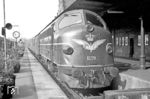 Zwischen 1954 und 1958 sowie 1964/65 wurden 59 Lokomotiven des Typs MY (II) von der Dänischen Staatsbahn beschafft. Die Nr. 1120 gehörte zur zweiten Serie mit 40 Lokomotiven (1105–1144) und wurde 1957 an die DSB übergeben. Während die Nr. 1105 noch den 16-Zylinder-567-B-Motor mit 1500 PS der ersten Serie besaß, bekamen die Loks mit den Betriebsnummern ab 1106 den 567-C-Motoren mit 1700 PS. Nr. 1120 ist mit einem Schnellzug im Bahnhof Helsingør angekommen. (14.07.1972) <i>Foto: Joachim Bügel</i>