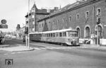 Der Y-tog-Triebwagen, bei den Dänischen Staatsbahnen (DSB) als Baureihe ML bezeichnet, war ein Dieseltriebwagen, der von 1965 bis 1984 gebaut wurde. Er wurde für den Regionalverkehr konzipiert und bei der Waggonfabrik Uerdingen mit Endausstattung bei Scandia hergestellt. Der Name Y-tog entstammt dem Umstand, dass die ersten Kunden der Fahrzeuge dänische Privatbahnen waren, deren Fahrzeuge mit Y beginnen. Der Ym 52, der hier vor dem DSB-Staatsbahnhof in Helsingør vorbeifährt, gehörte den Lollandsbanen, der ältesten Privatbahn Dänemarks. (14.07.1972) <i>Foto: Joachim Bügel</i>