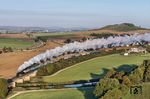Eine lange Dampffahne zieht 58 1111 vor dem Kesselwagenzug DGS 95194 nach Donauwörth durch das Wörnitztal bei Hoppingen. (22.09.2026) <i>Foto: Joachim Schmidt</i>