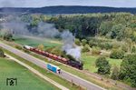In der Ausfahrt aus Wilburgstetten liefert sich 52 8168 mit DGS 95124 nach Nördlingen ein Wettrennen mit der motorisierten Straßenkonkurrenz auf der Bundesstraße 25. (22.09.2026) <i>Foto: Joachim Schmidt</i>