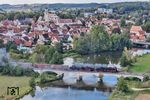 58 1111 und 50 4073 passieren mit dem beladenen Zuckerrübenzug DGS 59942 die Wörnitzbrücke in Oettingen. (22.09.2026) <i>Foto: Joachim Schmidt</i>