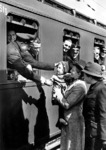 Abschiedsszene in Stuttgart Hbf, in Szene gesetzt durch den Propagandafotografen des RVM. (1942) <i>Foto: RVM</i>