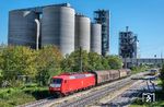 Die neu in orientrot/weiß lackierte 120 145 der BayernBahn war auf dem Weg zur Innotrans nach Berlin und wartete im Betriebsbahnhof Harburg (Schwaben) eine Zugkreuzung ab. Die imposanten Anlagen im Hintergrund gehören zum Märker-Zementwerk. (23.09.2026) <i>Foto: Joachim Schmidt</i>