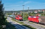 Im Betriebsbahnhof Harburg (Schwaben) begrüßt der Triebfahrzeugführer der 120 145 seine Kollegen auf 151 113 und 151 001, die mit einem Tankzug durchfahren. (23.09.2026) <i>Foto: Joachim Schmidt</i>