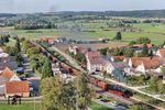 Der Rübenzug DGS 95014 fährt mit 50 4073 (und 58 1111 am Zugschluss) durch Wörnitzstein. (23.09.2026) <i>Foto: Joachim Schmidt</i>