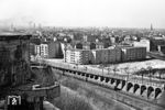 Blick aus dem Humboldthain auf die Nord-Süd-S-Bahn neben der parallelverlaufenden Hochstraße im Bezirk Reinickendorf. Der Zug nach Teltow oder Rangsdorf wird gleich den S-Bahnhof Humboldthain erreichen. Links im Bild ist der von den Nazis gebaute Bunker "Flakturm Humboldthain" , einer der größten Bunker Berlins zu sehen. Er wurde von Oktober 1941 bis April 1942 errichtet und hatte Schutzplätze für 15.000 Menschen. Man versuchte mit mehreren Sprengungen (1947/48) den Bunker zu zerstören, was aber mißlang. Der Flakturm ist heute ein Technik- und Geschichtsdenkmal. Seit 2004 kann er wieder besichtigt werden. (04.1959) <i>Foto: Jürgen Hagemann</i>