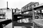 Die Hochbahnstrecke der Berliner U-Bahn überquert den Landwehrkanal zwischen dem Tempelhofer- (links) und dem Halleschen-Ufer (rechts) kurz vor der Station Möckernbrücke. Die U-Bahn musste hier hochgeführt werden, um die darunter verlaufende Eisenbahnstrecke der Anhalter-Bahn zu überqueren. Der U-Bahn-Zug fährt auf der Kleinprofil-Linie B von Ruhleben nach Warschauer Brücke. Der Fahrschein kostete 1959 nur 30 Pf. Darunter befindet sich die Eisenbahnbrücke der Anhalter Bahn mit dem Stellwerk "Ahb" des ehemaligen Anhalter Bahnhofs. Unter dem Kanal liegt der Nord-Süd-Tunnel der S-Bahn, der 1945 von der SS gesprengt wurde. Die Brücke der Anhalter Bahn wurde im 2. Weltkrieg nur teilweise zerstört, der planmäßige Fernverkehr zum Anhalter Bahnhof endete jedoch am 18. Mai 1952. Danach wurden die verbliebenen Brücken nur noch für Betriebsfahrten genutzt. 1972 wurde die Eisenbahnbrücke über den Landwehrkanal ausgehoben und verschrottet. Heute befindet sich linker Hand das Technikmuseum. Auf den alten Widerlagern der Eisenbahnbrücke zum Anhalter Bahnhof wurde 2001 ein Fußgänger- und Radfahrer-Steg gesetzt, der "Anhalter-Steg". Der Fotograf steht auf der Möckernbrücke und fotografiert eines der beliebtesten Verkehrsmotive Berlins.  (04.1959) <i>Foto: Jürgen Hagemann</i>