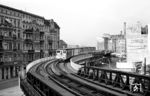 Ein U-Bahn-Zug bestehend aus AI Trieb- und Beiwagen verlässt die Station Schlesisches Tor, wird sogleich die Spree auf der Oberbaumbrücke queren und die Endstation der Linie B Warschauer Brücke erreichen. Der hintere AI -Wagen mit der Nummer 140 ist der erste Wagen der 13. Lieferung im Jahr 1913. (04.1960) <i>Foto: Jürgen Hagemann</i>
