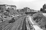 52 015 vom Bw Lutherstadt-Wittenberg fährt einen Lgo des DDR-Binnenverkehrs durch die Berliner Westsektoren, aufgenommen kurz vor dem Bahnhof Berlin-Charlottenburg Gbf, mit Blick nach Süden auf die Kurfürstendamm-Brücke. Die Züge waren hauptsächlich auf der Relation Berlin-Schöneweide – Wustermark Vbf unterwegs. Nach den DDR-Bestimmungen war bis zum Mauerbau am 13. August 1961 das Durchfahren mit Leergüterzügen und Lokleerfahrten durch die Westsektoren erlaubt. (07.1960) <i>Foto: Jürgen Hagemann</i>