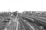 Ein ET 168 ist soeben im Bahnhof Berlin Gesundbrunnen abgefahren und fährt auf der Ringbahn weiter zur Schönhauser Allee. Ein Jahr später beendete der Mauerbau die Relation. Das Stellwerk "Gsl" war für die Zufahrt zum Bw Berlin Gesundbrunnen zuständig. Dahinter zeigen sind der Ringlokschuppen 1, das Heizhaus mit Schornstein und der Wasserturm. Nach Schließung des Bahnhofs Berlin Gesundbrunnen für den Fernverkehr wurde das Bahnbetriebswerk am 31. Juli 1952 geschlossen, nachdem alle Lokomotiven (Baureihen 38, 64, 74 und 93) an andere Ostberliner Bahnbetriebswerke umbeheimatet worden waren. Das Stellwerk blieb als Ruine noch bis Ende der 1980er Jahre stehen. (04.1960) <i>Foto: Jürgen Hagemann</i>