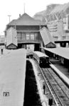 Ein S-Bahn Halbzug (BR 275) fährt in den Bahnhof Witzleben (heute Messe Nord/ZOB) ein. Der Zug der Zuggruppe A "Ringbahn" fährt seit 1961 nur noch bis Berlin Gesundbrunnen. Markant ist die an der Neuen Kantstraße, auf der Ostpreußen-Brücke gelegene, Eingangshalle. Im April 1977 hatte der Bahnhof, der aus zwei Mittelbahnsteigen besteht, noch zwei überdachte Bahnsteige. Der westliche Bahnsteig, der noch heute in Betrieb ist, dient der Ringbahn. Der östliche Bahnsteig (links im Bild) diente den Zügen von und zur Stadtbahn. Er wurde nach den Kriegszerstörungen der Nordringkurve seit 1944 nicht mehr für den Zugverkehr genutzt. Irgendwann war das Dach, sowie der ungenutze Zugang so zerfallen, dass diese abgerissen wurden. Im Hintergrund entsteht gerade das Internationale Congress Centrum (ICC). (06.1978) <i>Foto: Jürgen Hagemann</i>