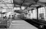 Ein S-Bahn-Halbzug (BR 275) der Zuggruppe A fährt aus dem Bahnhof Westkreuz zur Sonnenallee aus. Der Zug befindet sich am Ringbahnsteig im oberen Teil des Bahnhofs. Vom Bahnhof Westkreuz aus führen S-Bahn-Strecken in fünf Richtungen: über die Wetzlarer Bahn nach Berlin-Wannsee, über die Spandauer Vorortbahn zum Olympiastadion und nach Berlin-Spandau, über die Ringbahn nach Westend bzw. Berlin-Halensee sowie über die Stadtbahn in die Innenstadt. Betrieblich setzt sich der Bahnhof aus zwei voneinander unabhängigen Betriebsstellen zusammen. Der untere Teil wird als Bahnhof Westkreuz (Stadtbahn) bezeichnet, der obere Teil als Haltepunkt Westkreuz (Ringbahn). Interessant ist auch die Reklame der DDR-Interflug auf Westberliner Boden. Die Masse der Passagiere ins „nichtsozialistische Wirtschaftsgebiet“ waren damals nämlich Westberliner, die zu spottbilligen Preisen, aber für D-Mark, Interflug-Tickets von Ost-Berlin nach Istanbul, Larnaka, Amsterdam oder Damaskus kaufen konnten. Damit war die DDR-Linie die erste Billigfluglinie der Welt, die die Westkonkurrenz knallhart unterbot und die Westpassagiere sogar mit eigenen Shuttlebussen von West-Berlin zum DDR-Zentralflughafen Berlin-Schönefeld karrte. (04.1977) <i>Foto: Jürgen Hagemann</i>