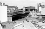 Ausfahrt eines Halbzuges, Zuggruppe L, aus dem Bahnhof Berlin Zoologischer Garten nach Berlin-Wannsee. Der Zug überquert gerade die Kantstraße. Das Foto wurde aus dem gegenüberliegenden Parkhaus aufgenommen. Dort traf sich regelmäßig die gesamte Westberliner Eisenbahnszene. (04.1977) <i>Foto: Jürgen Hagemann</i>